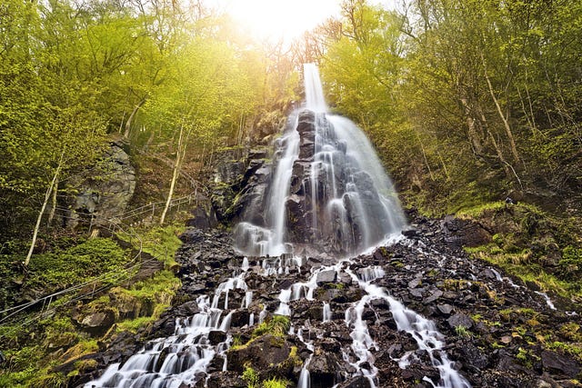 De Trusetalwaterval in de avondzon Thringen