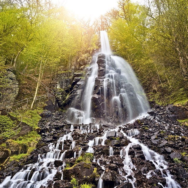 Wat doet de natuur met je brein? De Trusetalwaterval in de avondzon Thringen