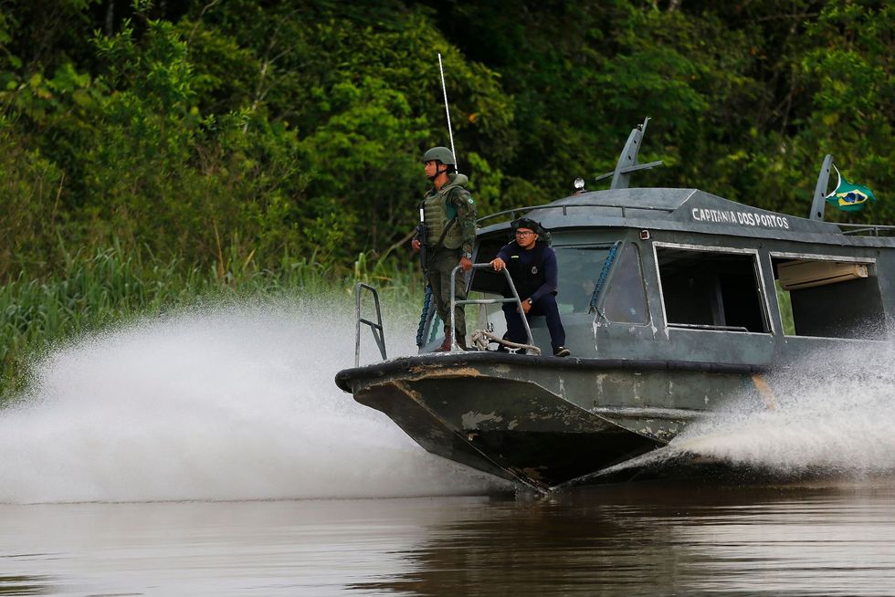 Tijdens de zoektocht naar Phillips en Pereira patrouilleren leden van de Braziliaanse marine langs de afgelegen rivier de Itacua in de Javarivallei