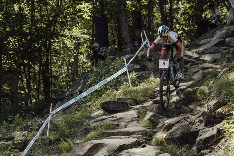 emily batty riding a rocky downhill at uci xco world cup in mont sainte anne, canada on august 12th, 2018