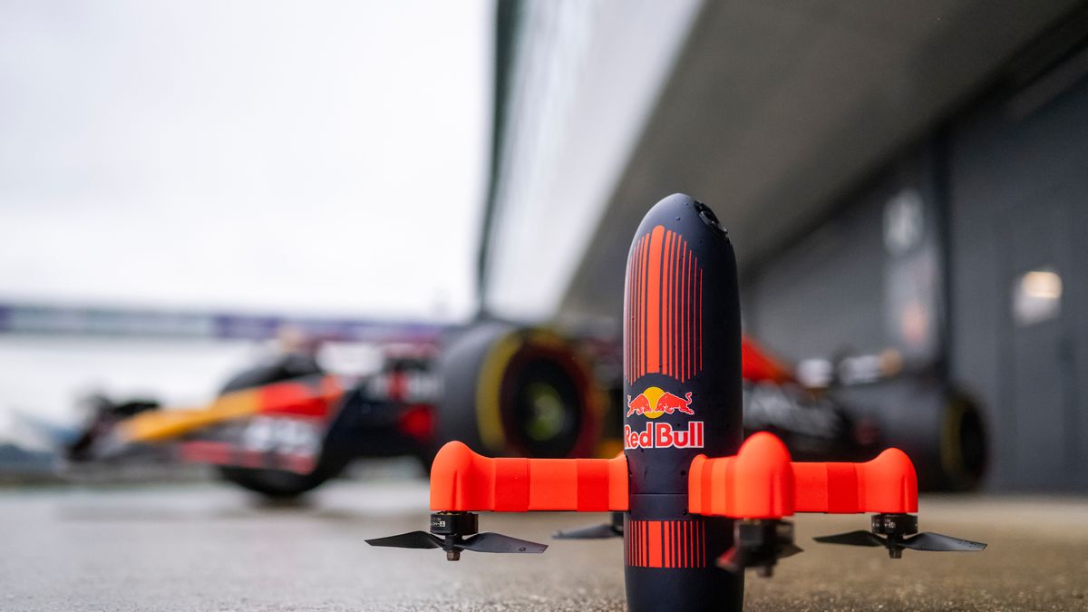 preview for El Red Bull Drone 1 persigue a Max Verstappen en Silverstone