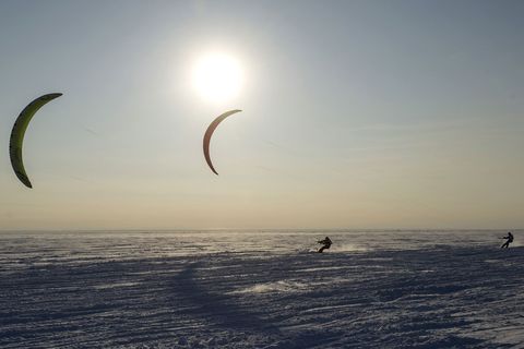 Kiteboarders glijden over het stuwmeer van Novosibirsk in Siberi
