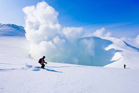 Skirs dalen af vlak bij de vulkaan Zhupanovsky op het schiereiland Kamtsjatka