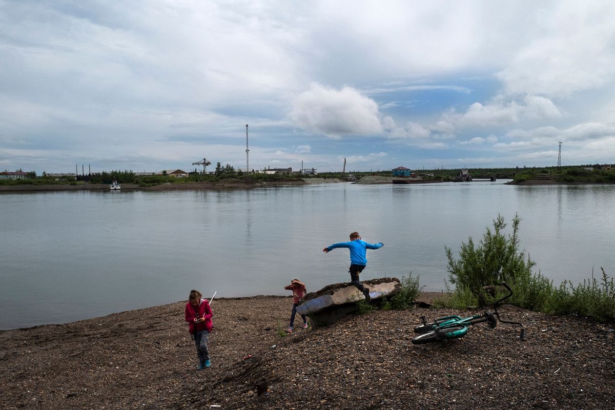 Kinderen spelen aan de oever van de rivier de Kolyma in het Siberische plaatsje Zyrjanka in de Russische republiek Jakoeti Het landschap en de economie van Siberi veranderen door de invloed van de opwarming van de aarde