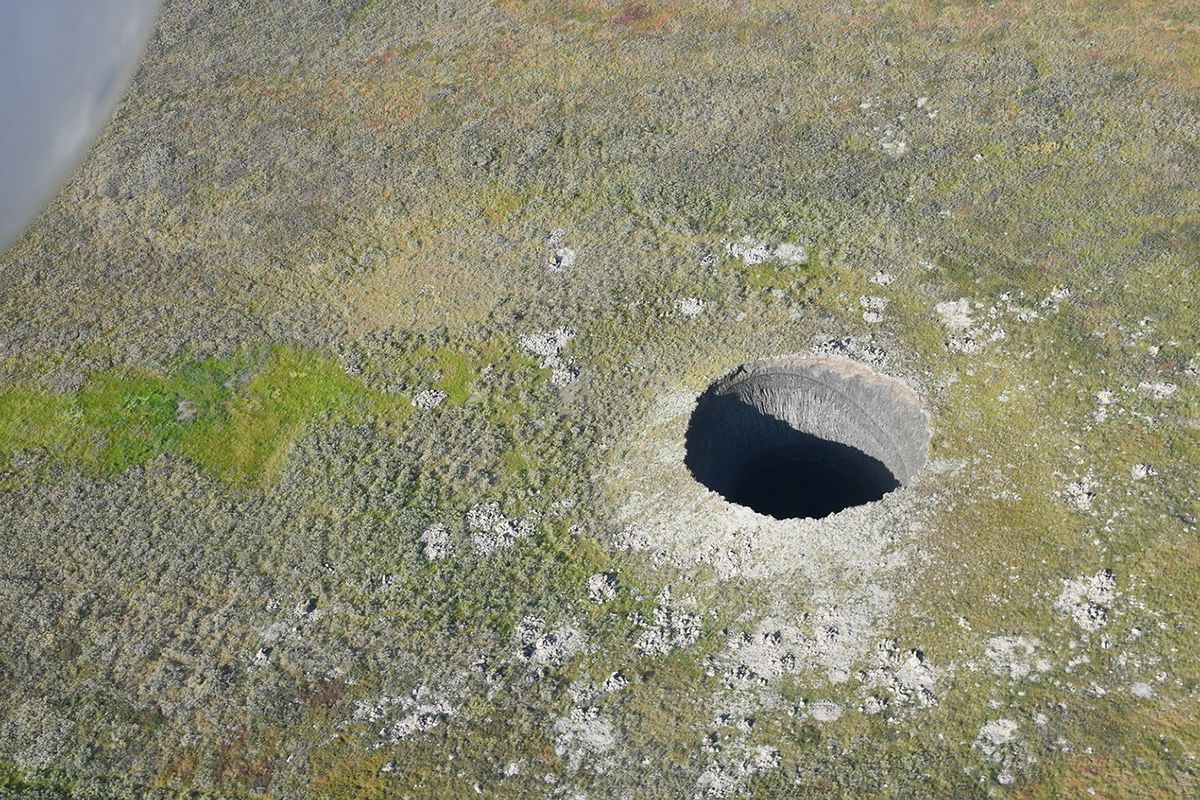 De pas ontdekte krater een vijftig meter diep gat in de bevroren bodem behoort tot de grootste die tot nu toe zijn gedentificeerd
