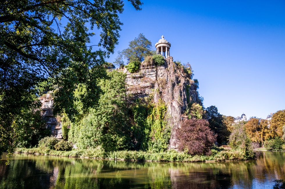 sibyl temple and lake in buttes chaumont park, paris