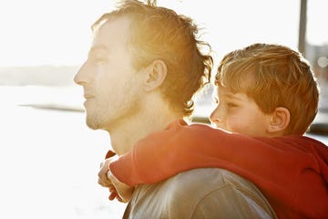 padre con hijo mirando al horizonte