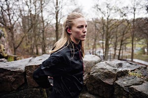 zij aanzicht van witte vrouw in sportkleding