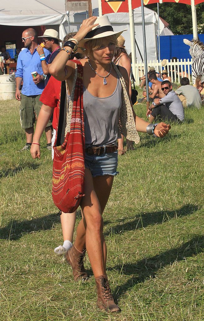 西耶娜·米勒 (Sienna Miller) 在格拉斯顿伯里音乐节
