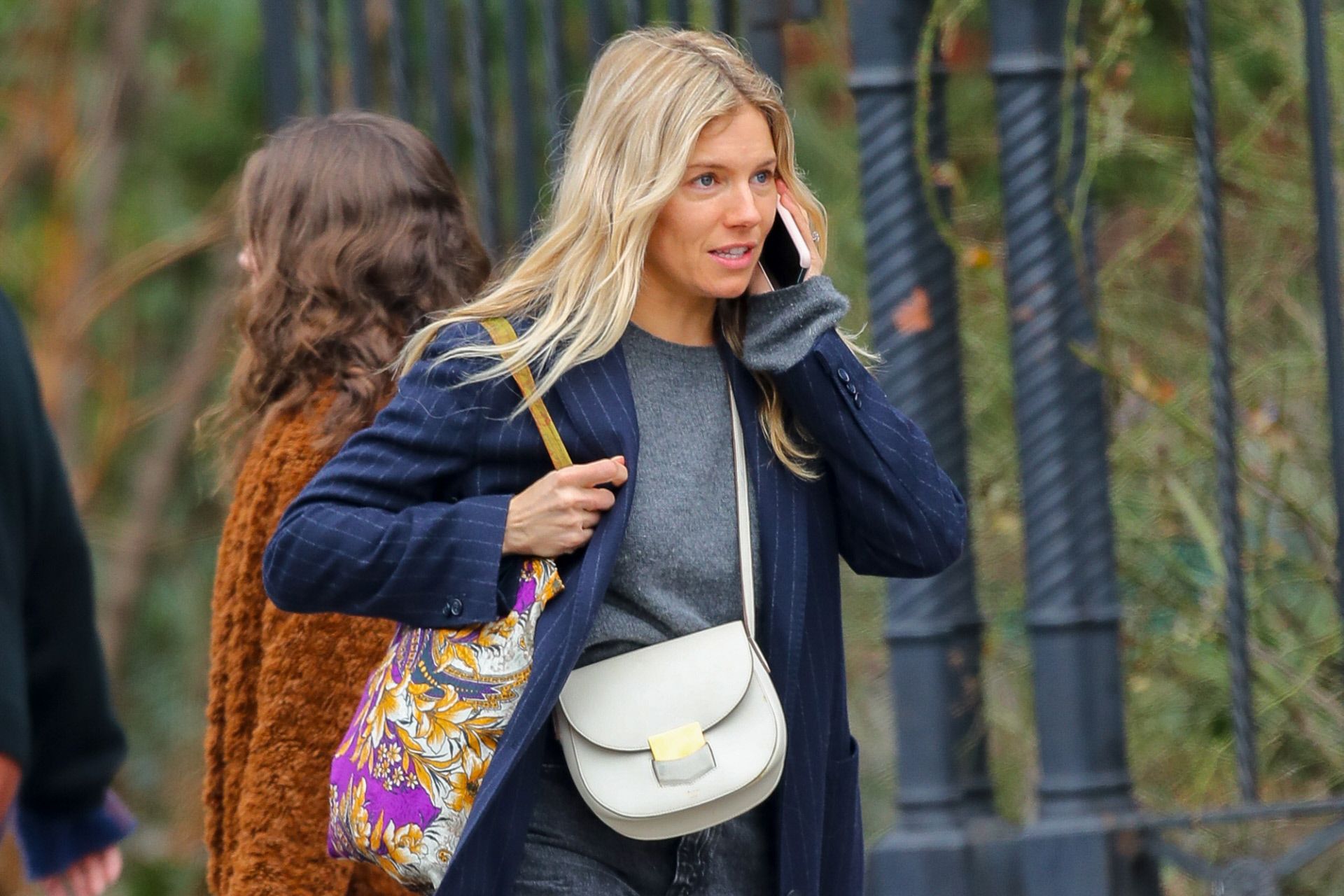 Sienna Miller y su look con los b sicos m s tendencia