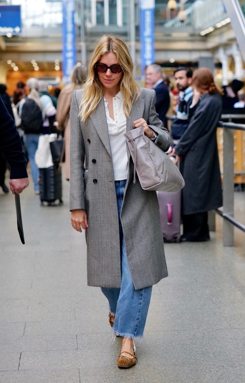 bguk_3178363 Londres, Reino Unido *exclusivo* A atriz americana britânica Sienna Miller e o namorado Oli Green são vistos caminhando de mãos dadas após chegarem de Eurostar em Londres após participarem da semana de moda de Paris Na foto: Sienna Miller Oli Green Backgrid Reino Unido 9 de março de 2025 Byline Leitura obrigatória: ja / backgrid Reino Unido: +44 208 344 2007 / uksales@backgrid.com EUA: +1 310 798 9111 / usasales@backgrid.com *fotos contendo crianças, pixelize o rosto antes da publicação*
