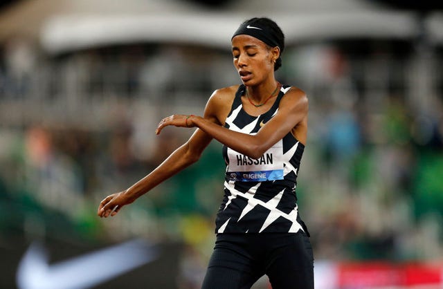 sifan hassan cruza la meta en el prefontaine classic 2021