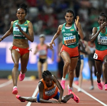 Sifan Hassan, por los suelos ante la llegada de sus rivales gudaf tsegay, letesenbet gidey y ejgayehu alcanzan a sifan hassan en la recta de meta final de budapest