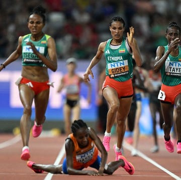 gudaf tsegay, letesenbet gidey y ejgayehu alcanzan a sifan hassan en la recta de meta final de budapest