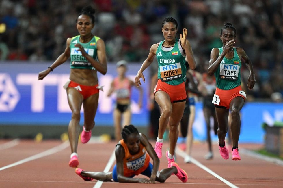 gudaf tsegay, letesenbet gidey y ejgayehu alcanzan a sifan hassan en la recta de meta final de budapest
