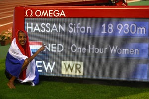 sifan hassan posa con el registro del récord mundial de la hora logrado en bruselas