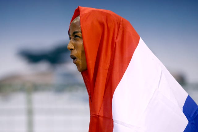 la atleta neerlandesa sifan hassan celebra su récord de la hora en bruselas envuelta en la bandera de países bajos