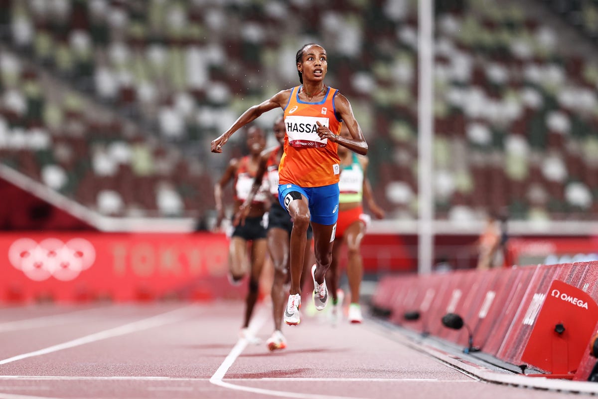 sifan hassan aan het werk op de olympische spelen