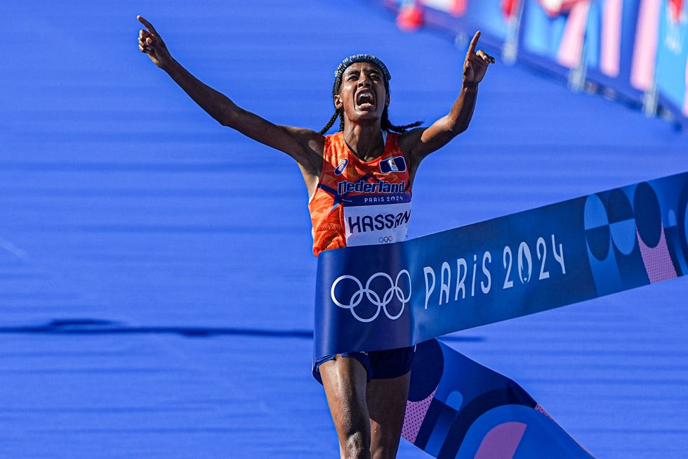 sifan hassan juicht na haar gewonnen olympische marathon