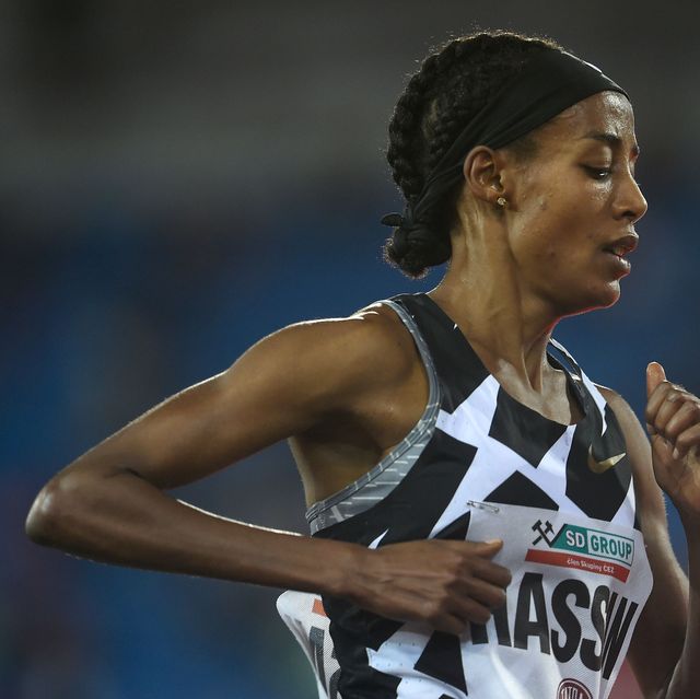 https://hips.hearstapps.com/hmg-prod/images/sifan-hassan-of-the-netherlands-competes-to-win-the-womens-news-photo-1622998888.jpg?crop=0.668xw:1.00xh;0.299xw,0&resize=640:*