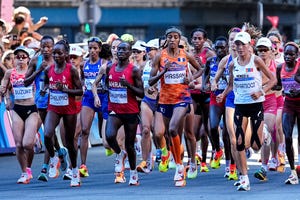 sifan hassan aan de start van de marathon bij de olympische spelen