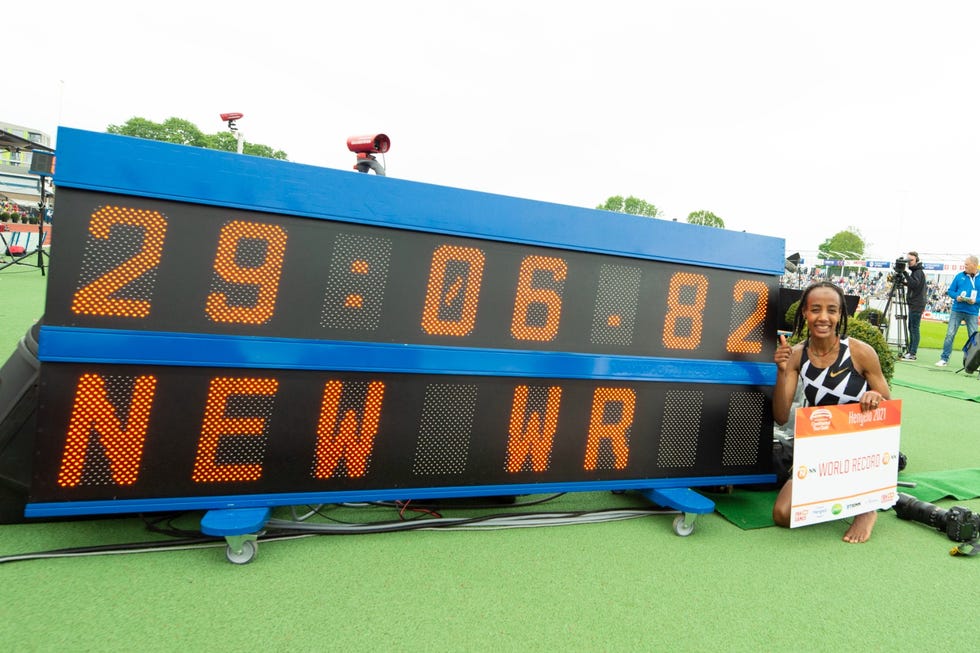 sifan hassan posa con la marca del record mundial de 10000 metros en hengelo