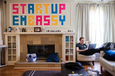 Tristan Matthias heeft een week gewerkt en gewoond in de Startup Embassy nu gesloten een gedeeld hackerhuis in Palo Alto