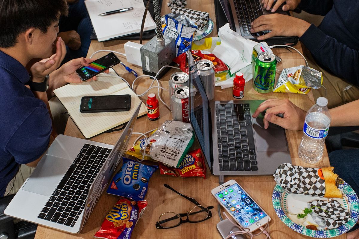 Studenten van de Nanyang Technological University in Singapore werken op een dieet van snacks energiedrankjes en lightfrisdrank tijdens een hackathon in Santa Clara