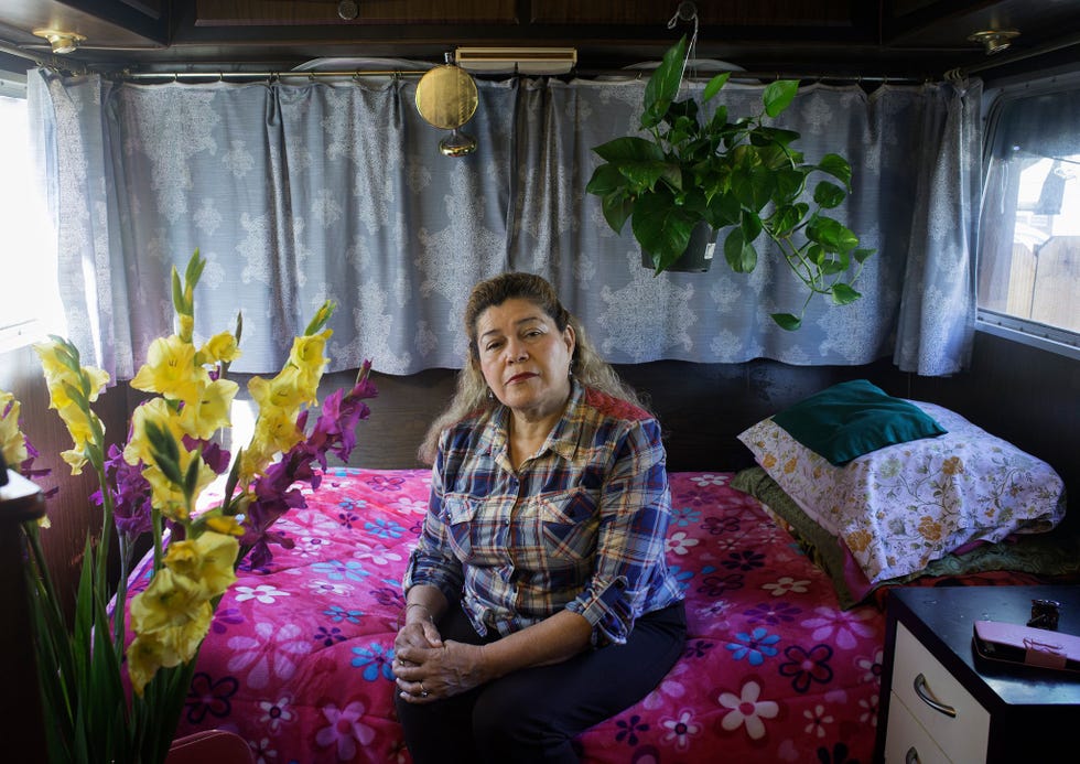 Imelda Valencia woonde een tijdje in een caravan die geparkeerd stond op de oprit van een vriend omdat ze met haar schoonmaakwerk in Atherton een van de duurste Amerikaanse postcodes nauwelijks  600 per week verdient