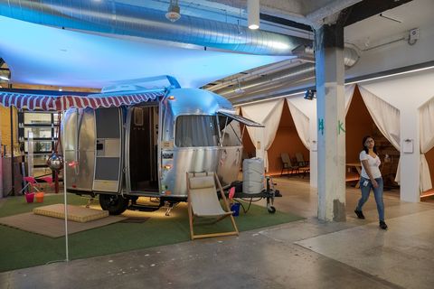 Een Airstreamtrailer fungeert tevens als vergaderruimte in de open kantooromgeving op het hoofdkantoor van Airbnb in San Francisco