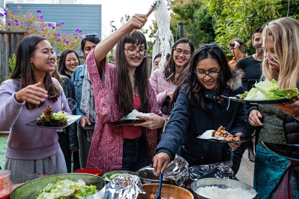 Leden van de Violet Society op een netwerketentje in een achtertuin medegefinancierd door Wefunder Dit is een project voor jonge vrouwen die een startup willen beginnen