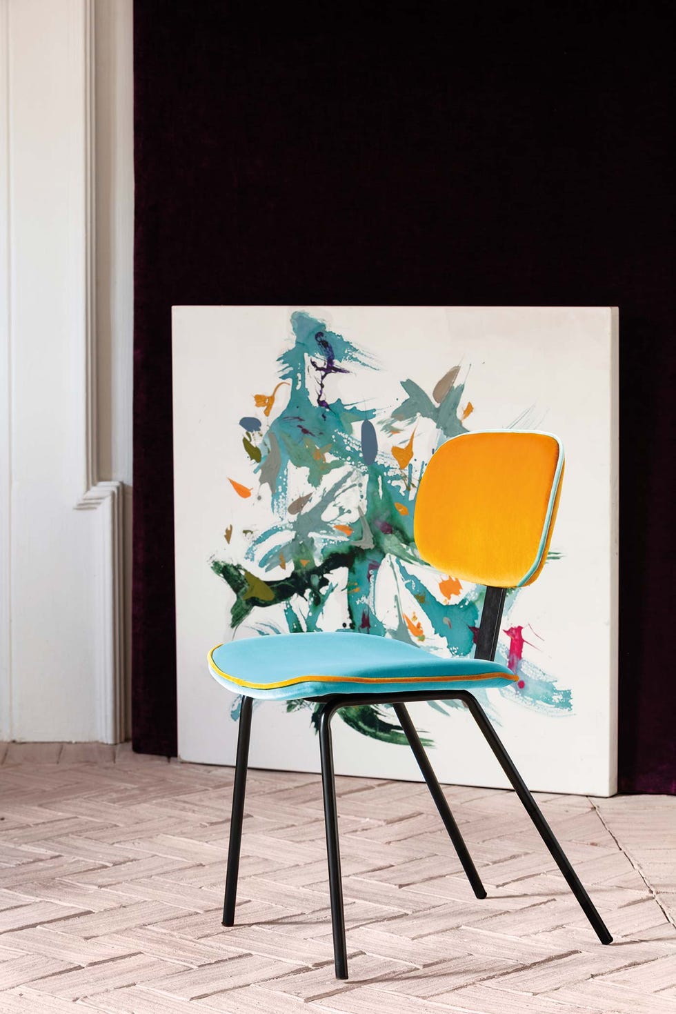 Silla amarilla y azul retro modern tapizada con terciopelos Jimena, de la firma Alhambra