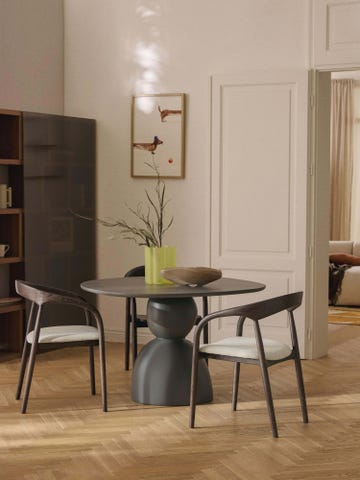 silla con reposabrazos de madera de fresno y asiento tapizado camille