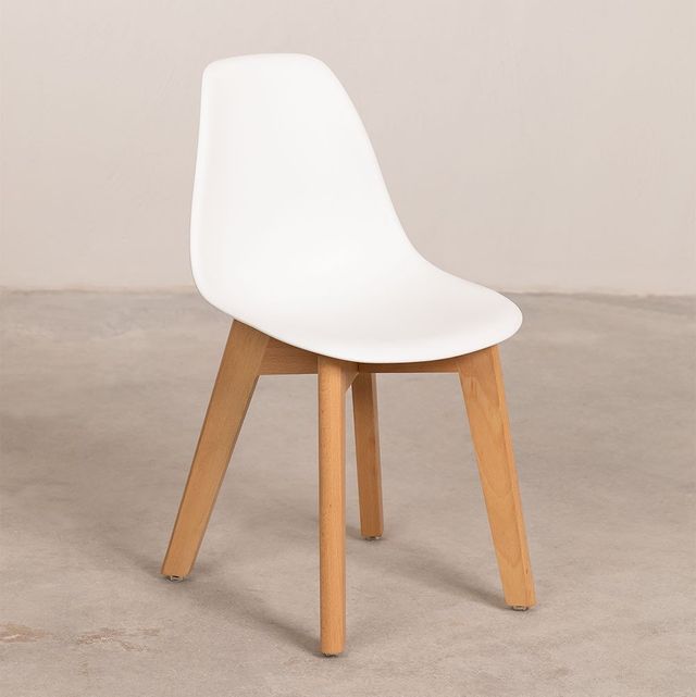 silla nórdica con asiento blanco y patas de madera