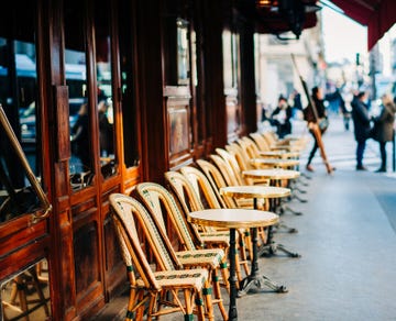 las sillas de los bistrós y cafés parisinos son una seña de identidad de la ciudad