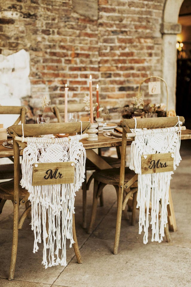 sillas con arreglo de macramé