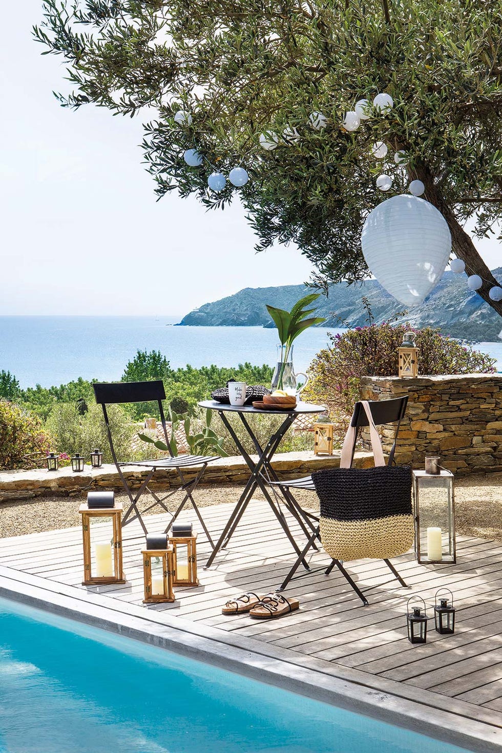 mini comedor plegable de exterior junto a la piscina
