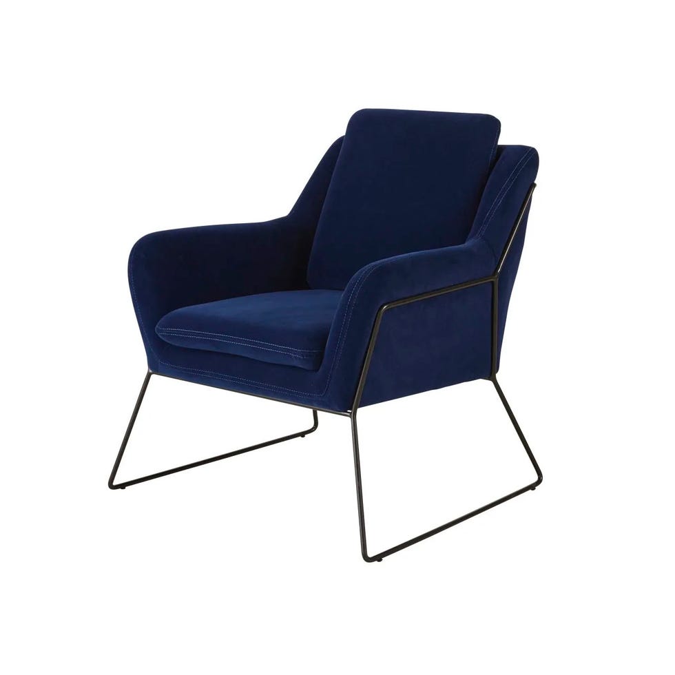 sillón de terciopelo azul oscuro y metal negro