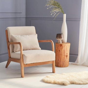 sillón de diseño beige en madera y tela