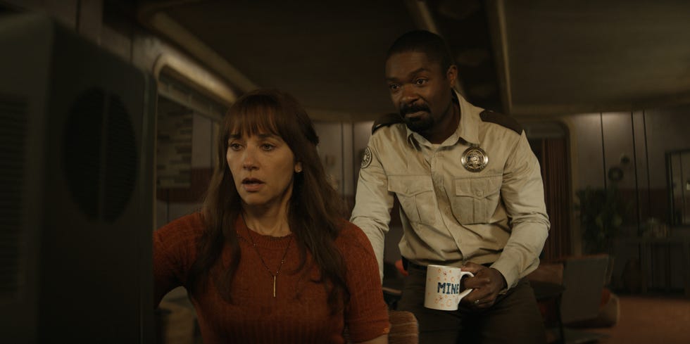 David Oyelowo and Rashida Jones in the AppleTV Silo