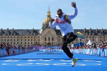 bashir abdi viert zijn zilveren medaille op de marathon in parijs