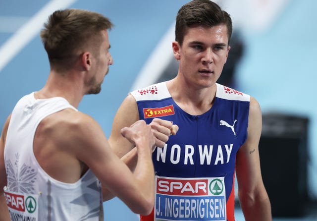 jakob ingebrigtsen choca la mano de marcin lewandowski tras la polémica final de 1500m del campeonato de europa de atletismo en pista cubierta de torun 2021