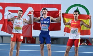 jesús gómez posa con la bandera de españa tras su medalla de plata en los 1500 metros de torun 2021