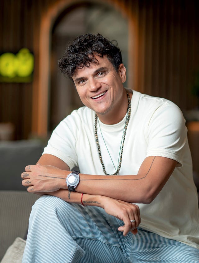 el cantante silvestre dangond posa para su entrevista con la revista diez minutos