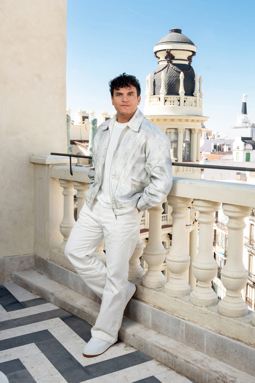 el cantante silvestre dangond posa para su entrevista con la revista diez minutos