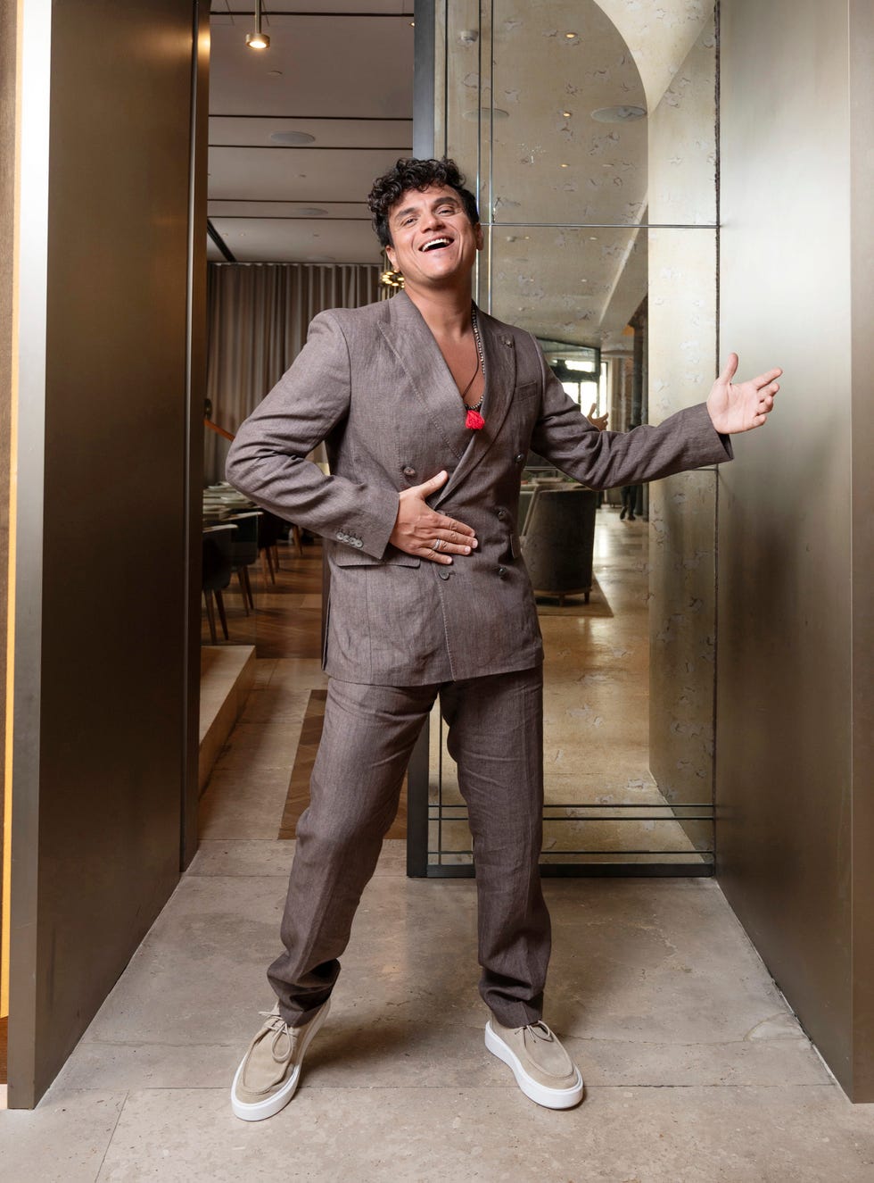 el cantante silvestre dangond posa para su entrevista con la revista diez minutos