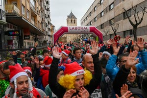 varios corredores participan en la san silvestre popular de león