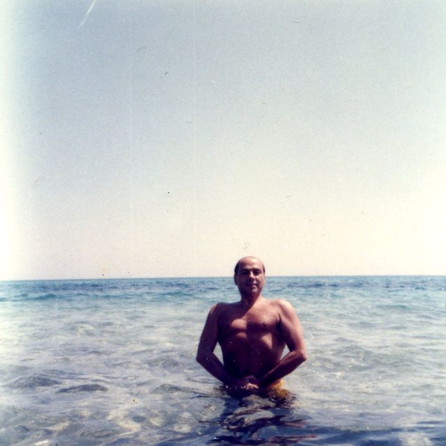silvio berlusconi at the beach in hammamet in 1984