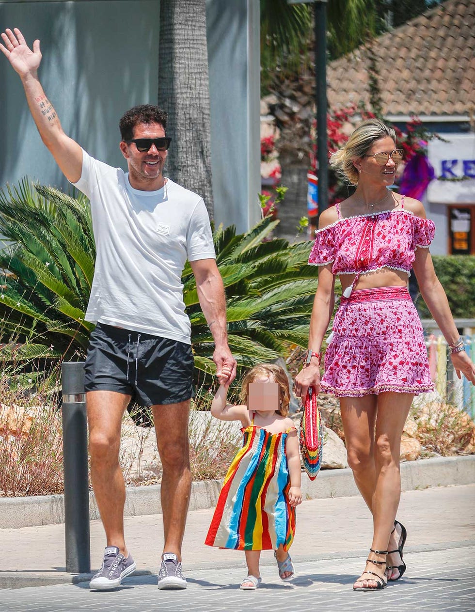 Diego Pablo Simeone y Carla Pereyra pasean con su hija Francesca