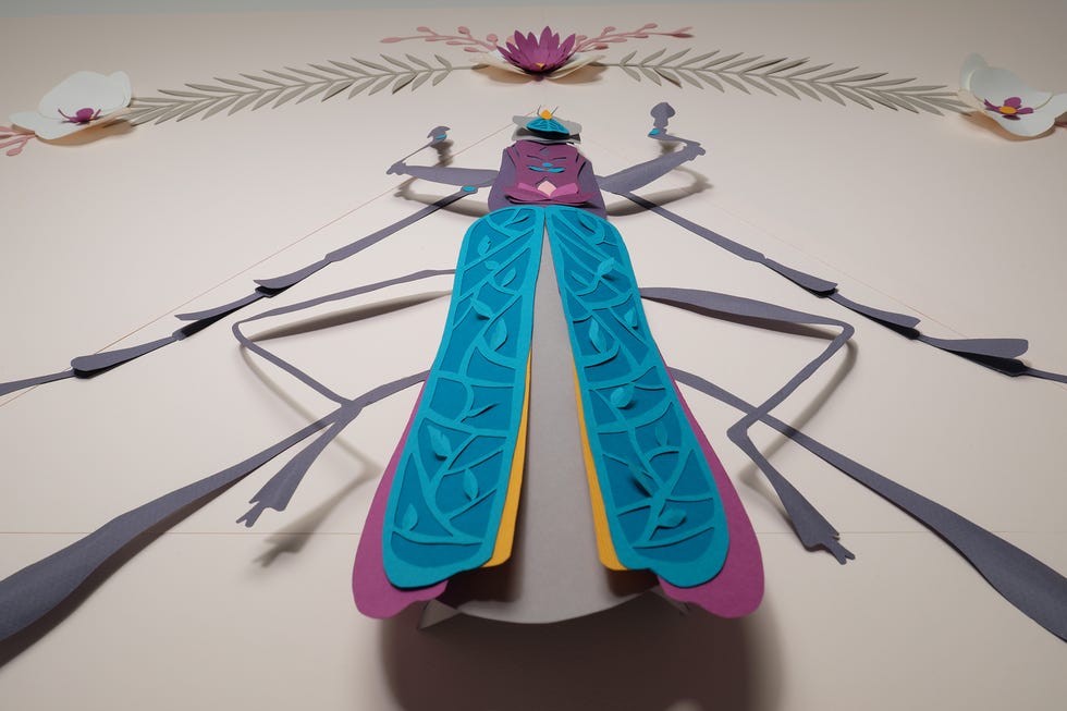 insecto de colores y flores hecho de papel de mila garcia